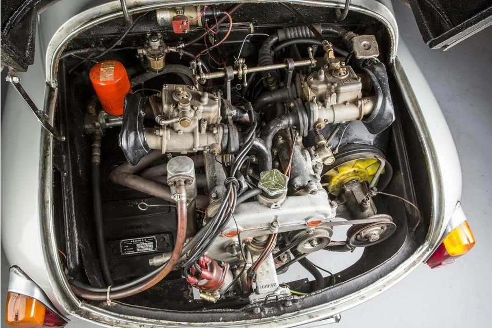 The Fiat "Bambina" 600 cc engine re-worked by Abarth to bring capacity up to 982cc along with twin overhead cams and twin dual throat Webber carburettors churning out almost 100bhp per liter.