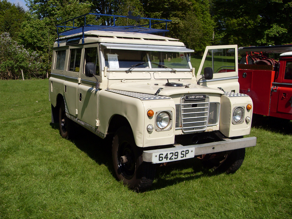 The ultimate car for family trips to the surf; a Series 3 Land Rover Safari Station Wagon. (picture courtesy of  cessna152towser on flickriver.com)