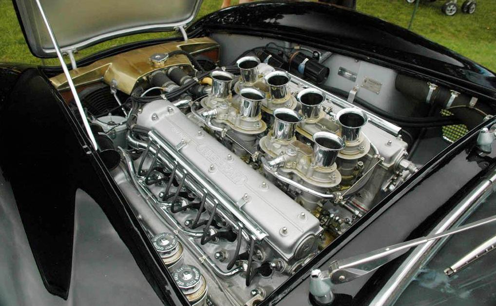 The 4478cc dry sump V8 nestles snugly in the engine bay of the 450S Coupé