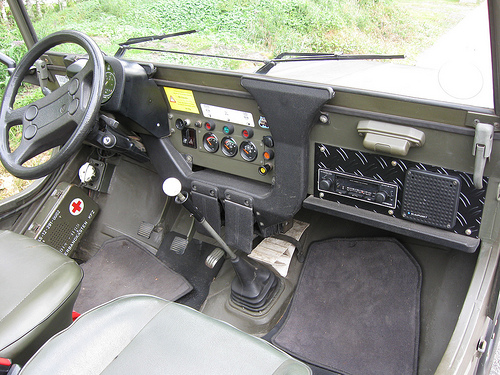 The controls of the VW Iltis are kept as simple and intuitive as possible. We note this one seems to have a music sound system, presumably so one can listen to "Flight of the Valkyrie" whilst storming through the forest. (Picture courtesy of http://club-bgo.forumpro.fr)