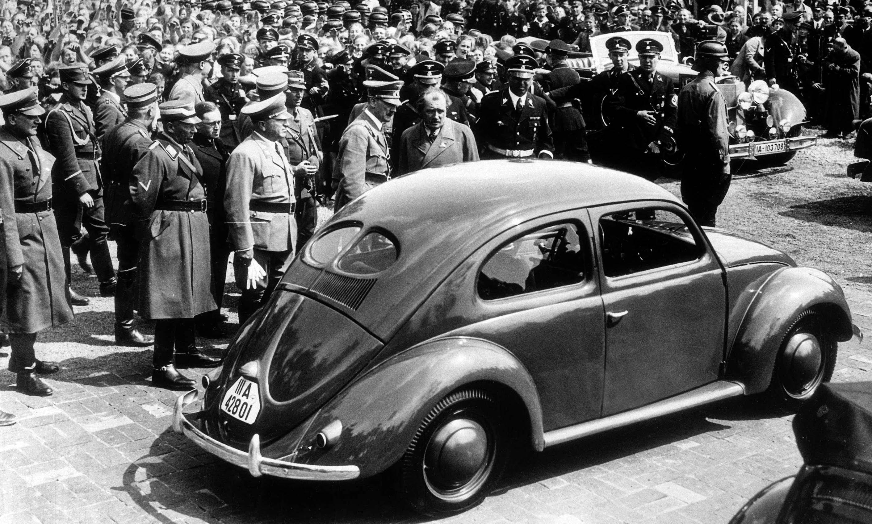 Немецкие машины история. Volkswagen Käfer 1938 Гитлер. Фольксваген Жук 1936 Гитлер. Фольксваген Битл 1938. Volkswagen Beetle Жук 1938.