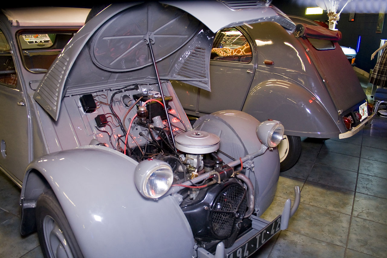 Citroën 2CV Sahara, engine in the front. (Picture courtesy Wikipedia).