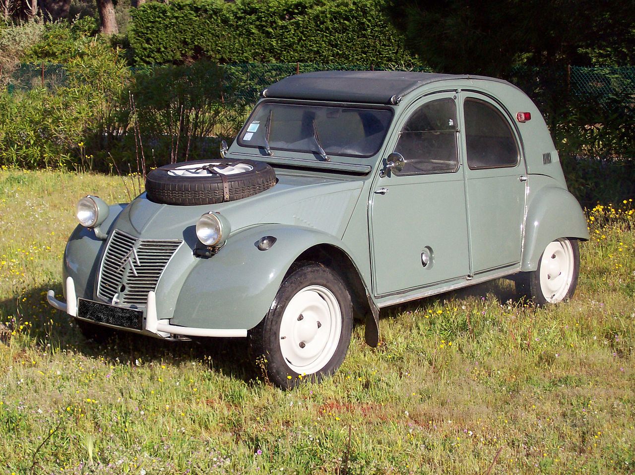 Citroën 2CV Sahara has a spare tyre mounted on the bonnet/hood Land Rover style. (Picture courtesy Wikipedia).