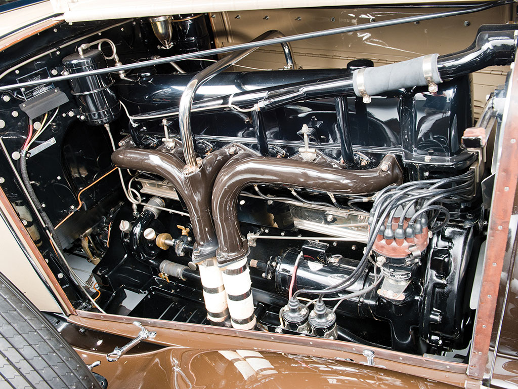 This Stutz SV-16 straight eight engine may only have a conventional two valves per cylinder but it makes up for it by having a dual ignition as can be seen from the twin ingnition coils and the sixteen leads emanating from the top of the distributor. There are eight spark plugs on the left side of the engine and another eight on the right. (Picture courtesy RM Sotherby's).