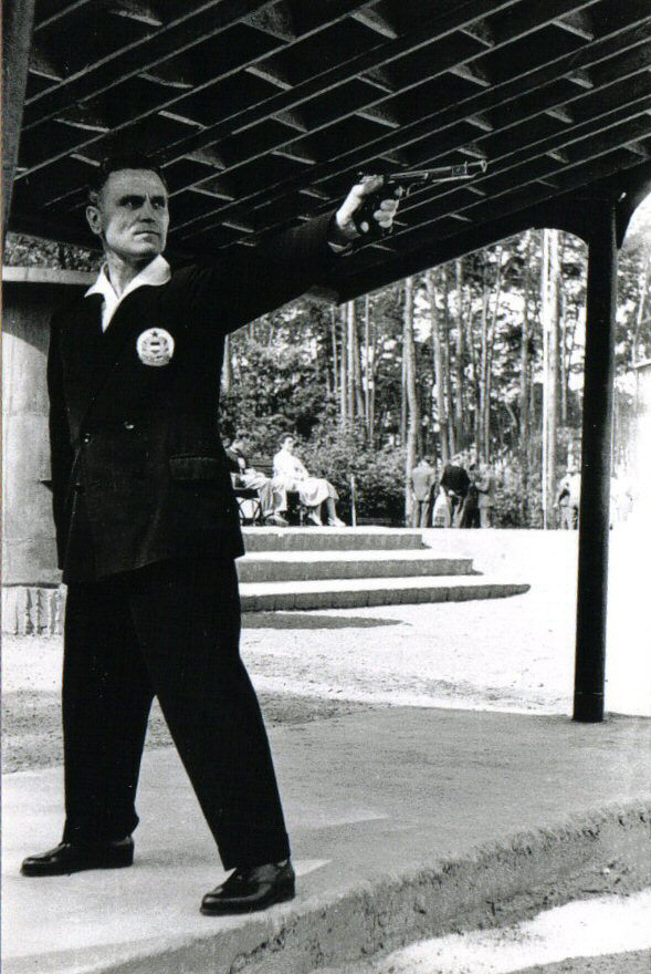 Károly Takács shooting his Margolin at the Poland-Hungary-Yugoslavia competition in Bydgoszcz, Poland in 1961. (PIcture courtesy Wikipedia).
