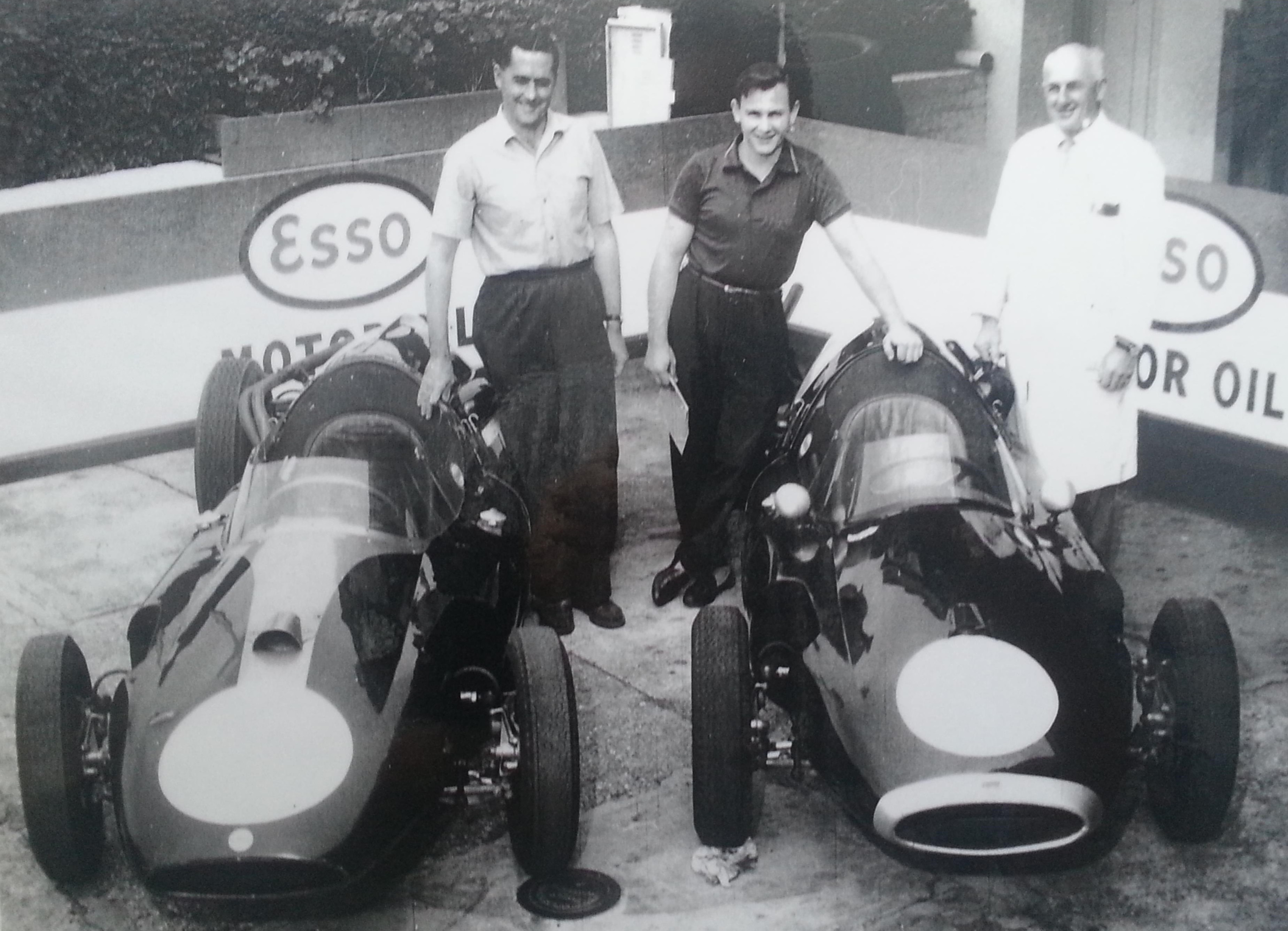 Team mates at Cooper, Jack Brabham and Bruce McLaren. (Picture courtesy jornaldeservicos.com.br).
