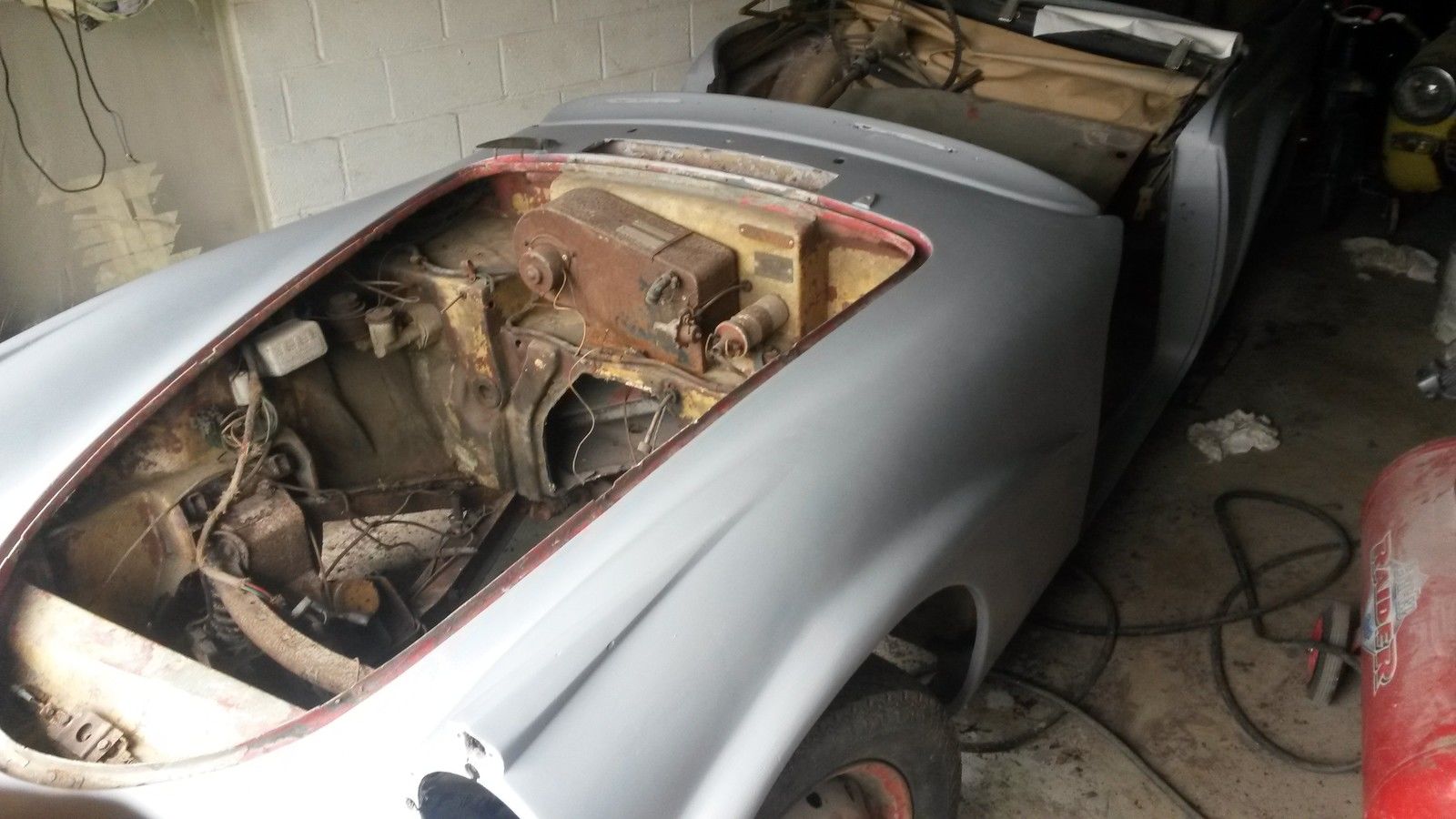 Further stripping down for restoration will be necessary. The car is in transportable condition. (Picture courtesy eBay).