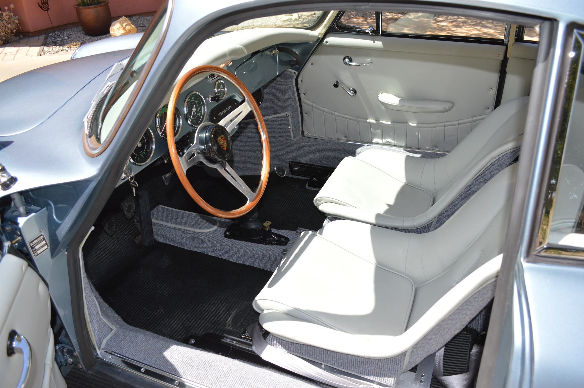 The combination of leather and carpet make this a very attractive interior treatment.