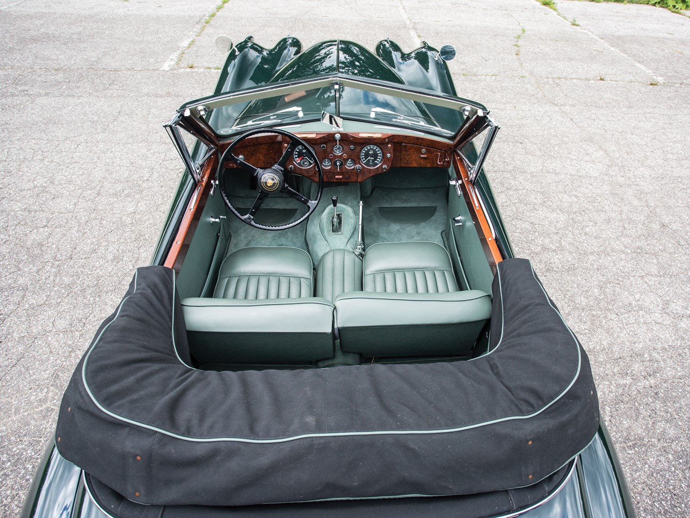 With its extended interior and improved luxury features such as wind up windows the XK140 Drophead Coupé became a rather nicer car than its predecessor.