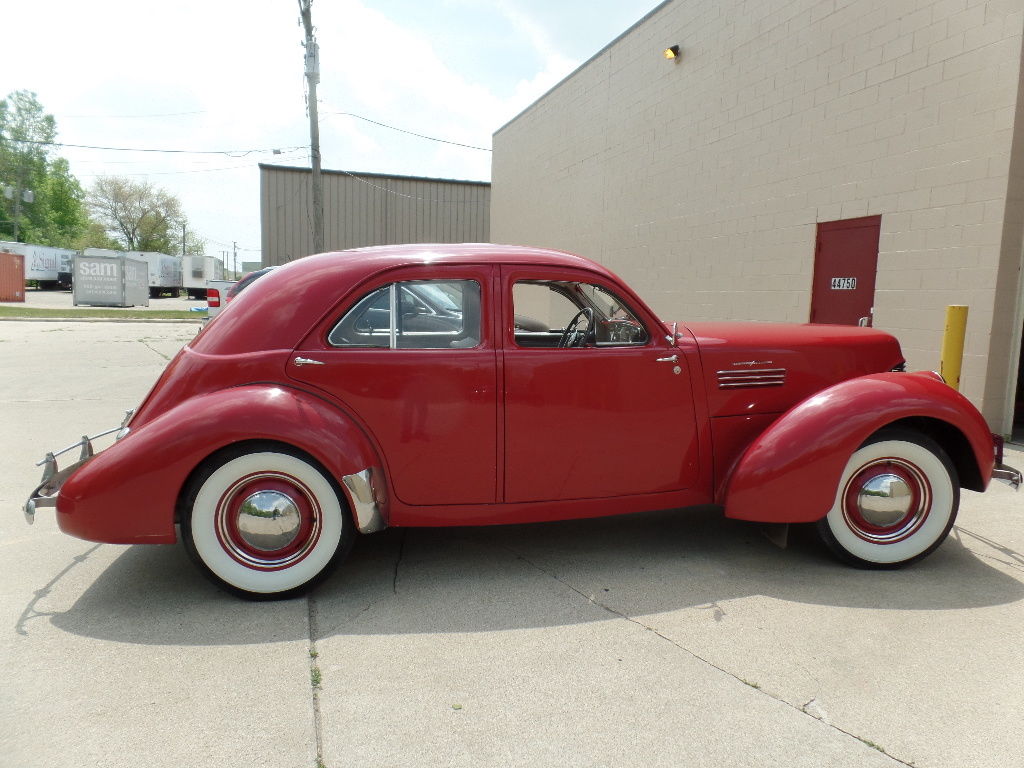 The Cord rear bodywork is obvious in the Graham Hollywood. The car was created using the Cord dies.