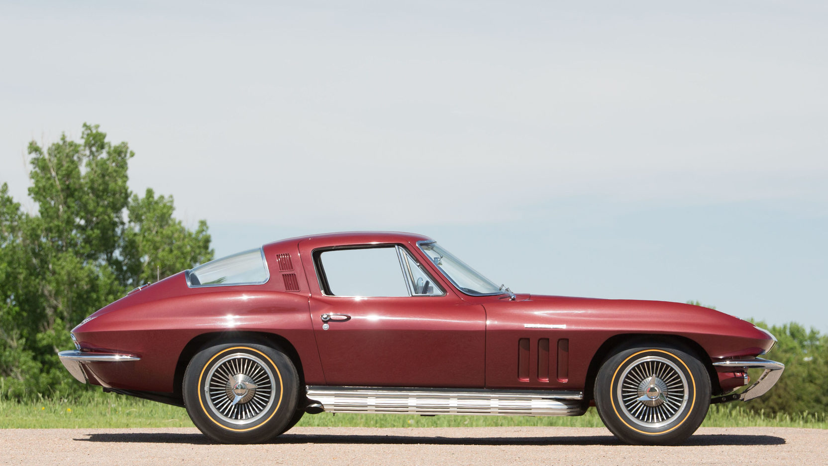 The 1965 Chevrolet Corvette Sting Ray had disc brakes on all four wheels.