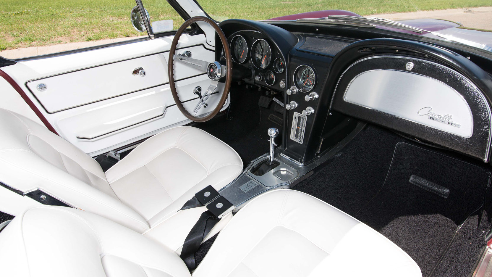 The interior of the Corvette was purposeful and practical. Instruments are directly in the driver's line of sight and are simple, large and clear.