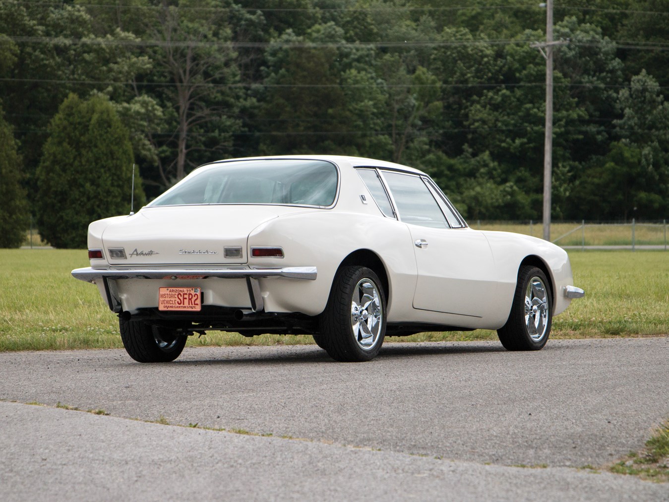 The Avanti had to be built on the existing Studebaker Lark chassis which mandated a somewhat front heavy style. The Avanti made that slightly dipped nose look stylish.