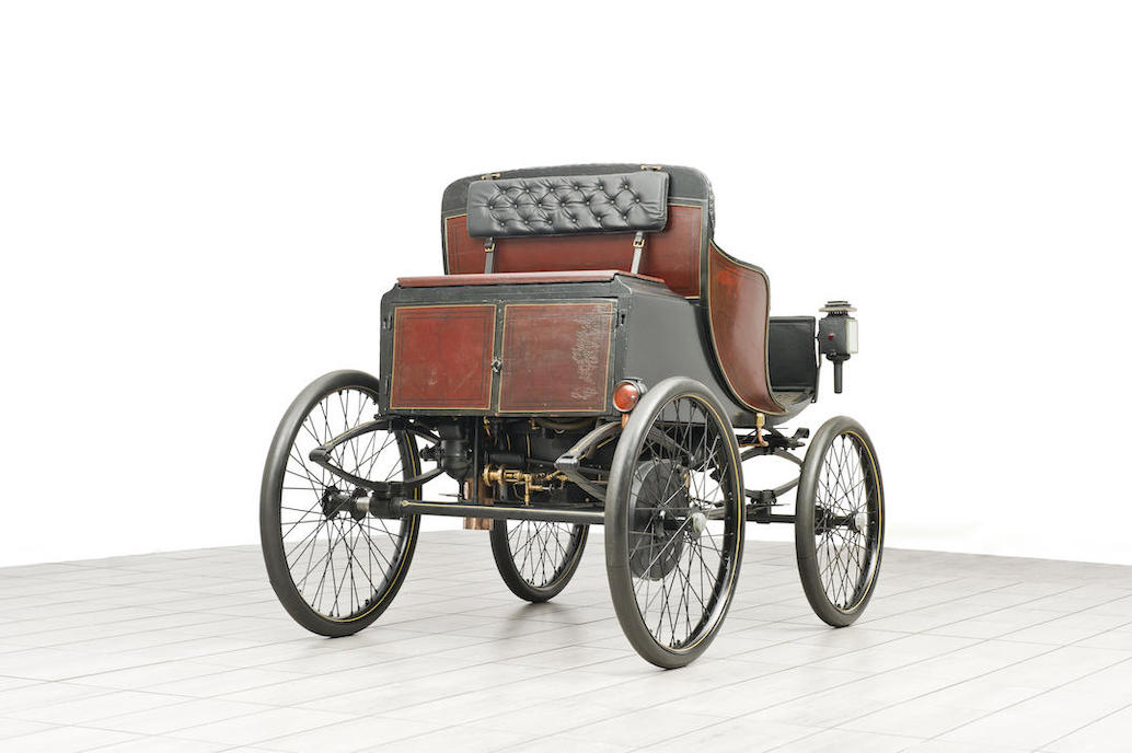 The boiler and engine sit neatly ensconced under the rear of the horseless carriage.
