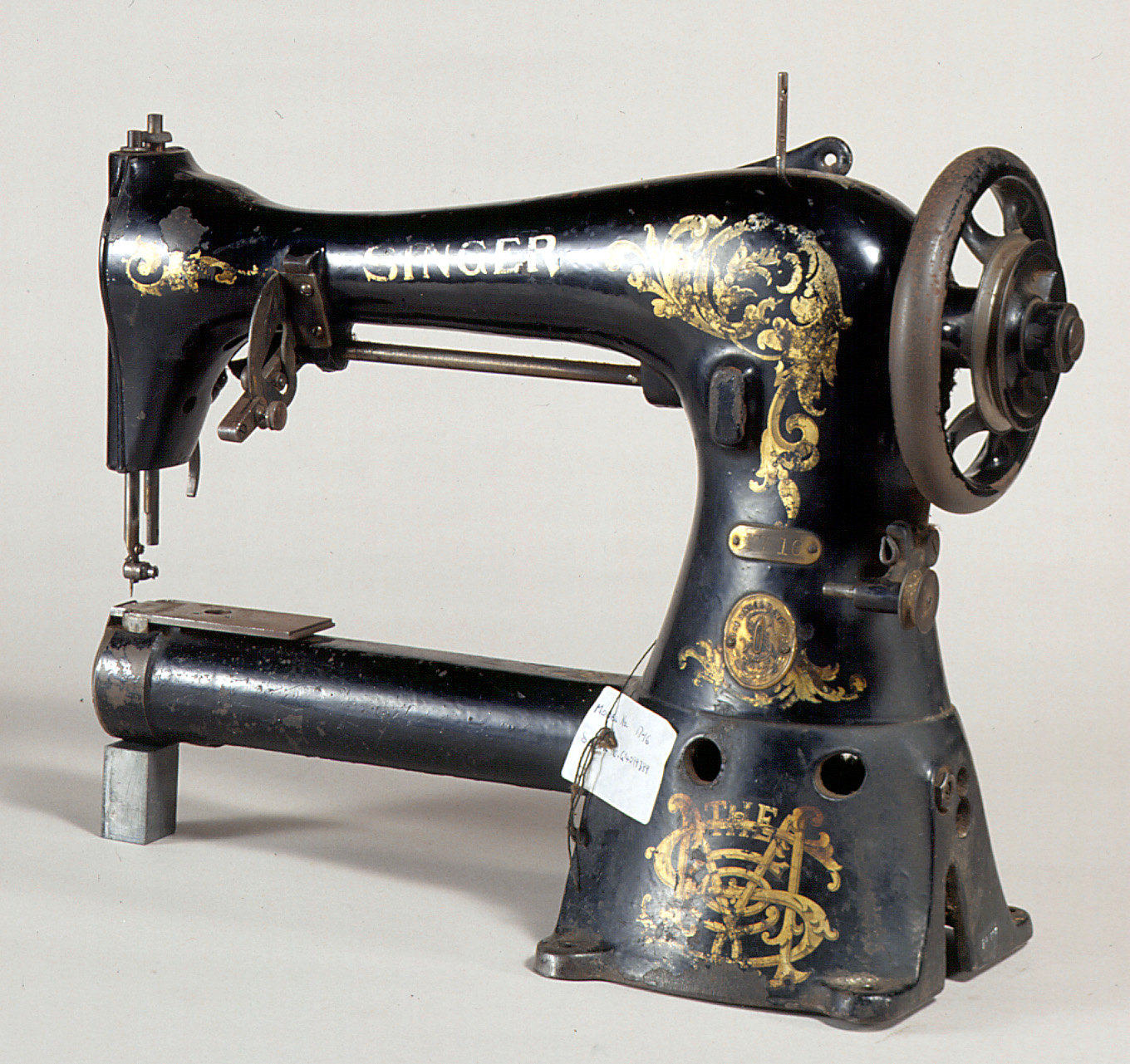 Купить старинную машинку. Зингер 18-2 швейная машинка. Швейная машинка Зингер 1850. Рукавная швейная машина Зингер 18-2.