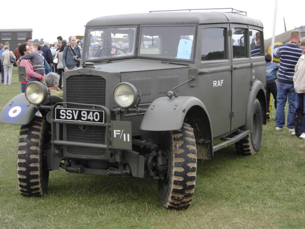 KING AND COUNTRY DD174 BRITISH NORMANDY HUMBER HEAVY UTILITY VAN TRUCK + DRIVER