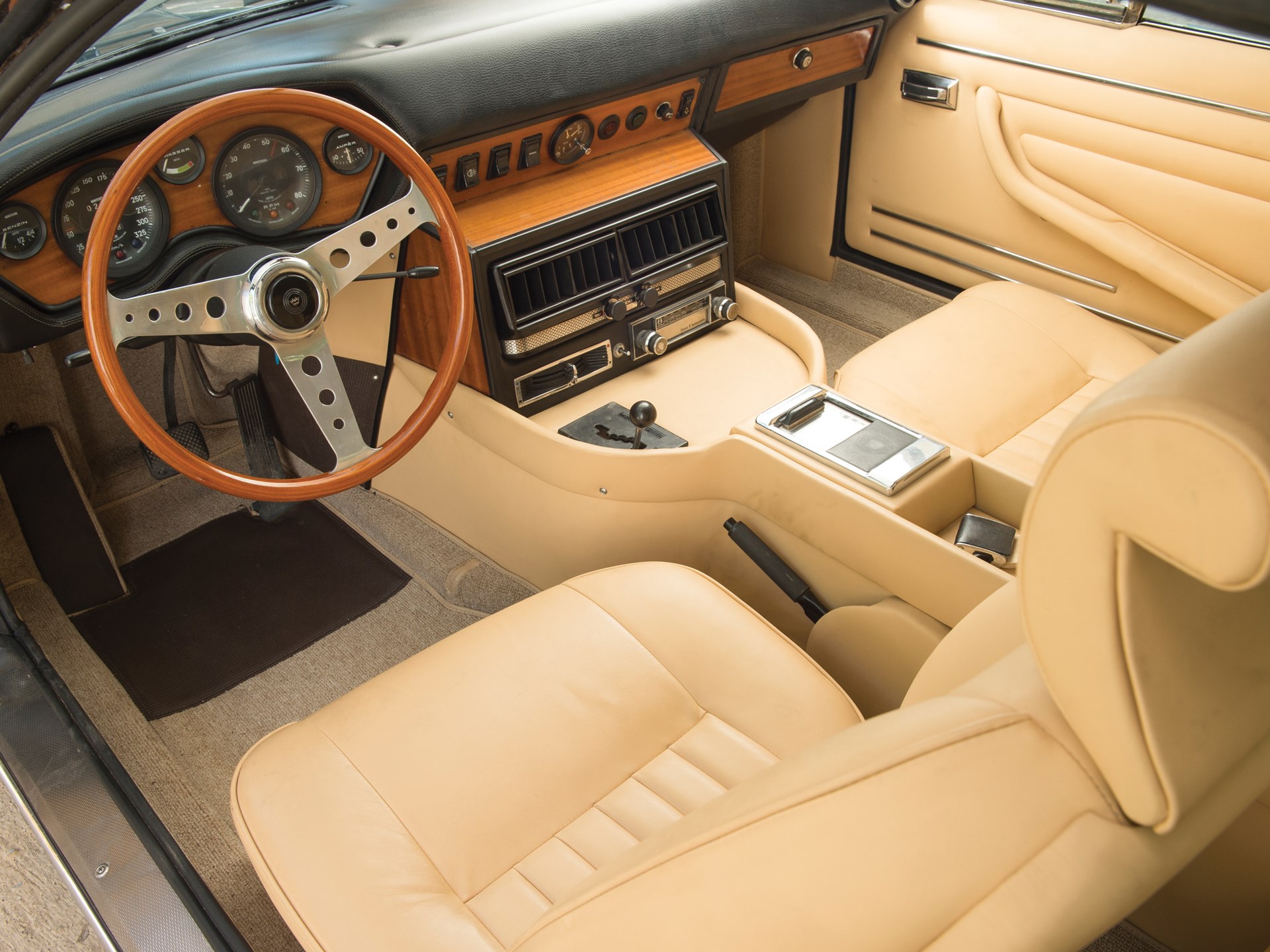 Monteverdi 375L High Speed GT coupé Fissore interior cockpit